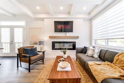 Nordic Escape | Near WEM & DT | AirCon | King Bed