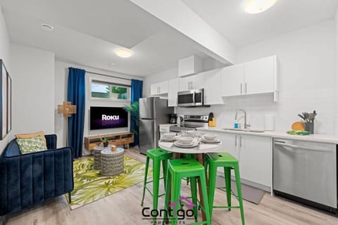 The Den | Centrally Located | King Bed | WiFi!