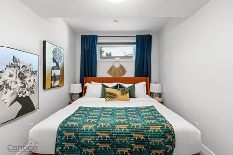 The Den | Centrally Located | King Bed | WiFi!