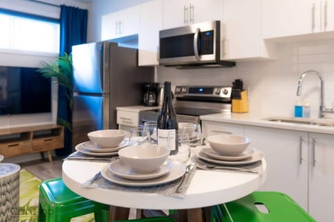 The Den | Centrally Located | King Bed | WiFi!