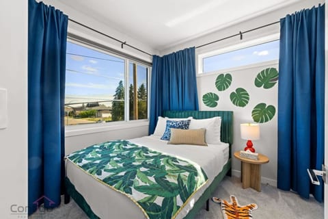 Urban Jungle Getaway | AirCon | 10min to DT & WEM!