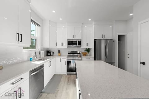 Urban Jungle Getaway | AirCon | 10min to DT & WEM!