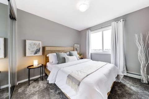 ~Peaceful Oasis Condo~2BR | AC | Balcony | KingBed