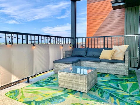 ~Peaceful Oasis Condo~2BR | AC | Balcony | KingBed