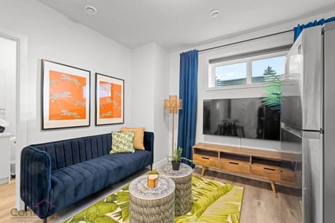 Jungle House | AirCon | Sleeps 8 | Near WEM & DT!