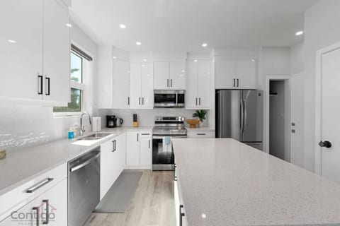 Jungle House | AirCon | Sleeps 8 | Near WEM & DT!
