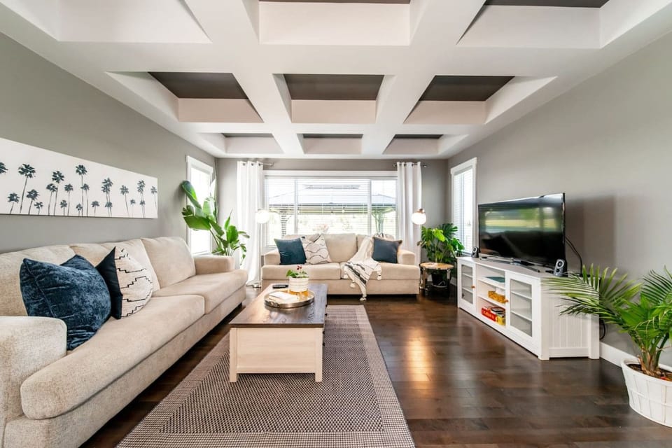 Amazing Luxe Home w/AC & HUGE Yard | FirePit |King - Edmonton