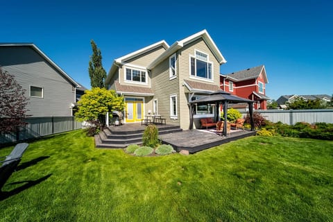 Amazing Luxe Home w/AC & HUGE Yard | FirePit |King