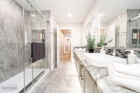 The Azure | Near DT & University | TWO King Beds!