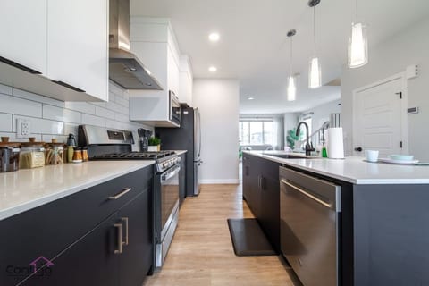 The Nest | 3BR | AC | Near YEG Airport | King Bed!