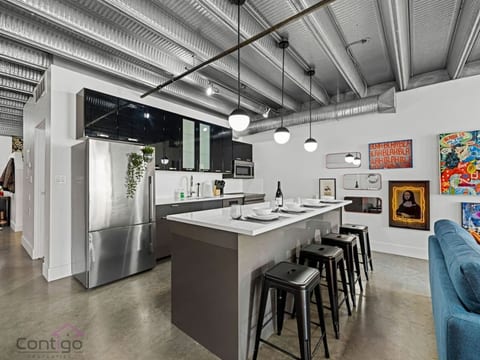Urban Pop Loft | Near ICE District | UG Parking!