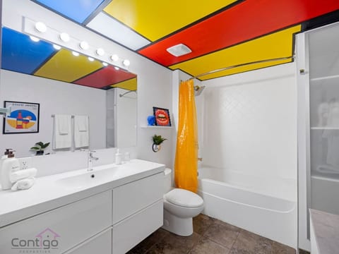 Urban Pop Loft | Near ICE District | UG Parking!