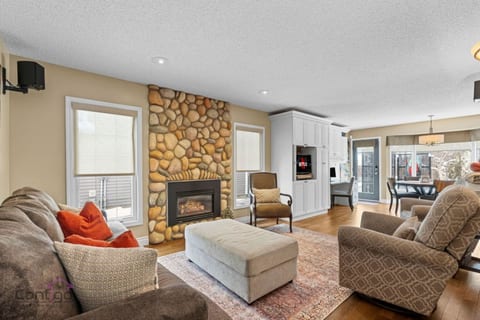 Designed for relaxation and connection: a spacious open space with a charming fireplace, ample comfortable seating, and convenient blinds for your ideal ambiance.