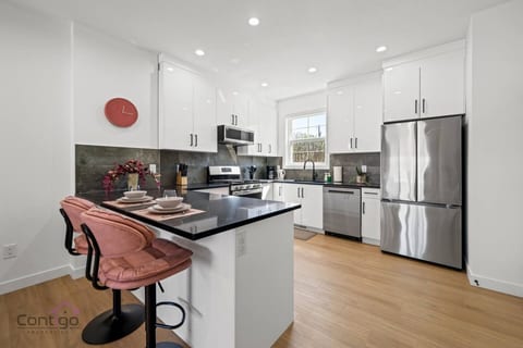 Whip up delights! Enjoy our fully equipped kitchen, complete with a refrigerator, stove, microwave, and dishwasher.