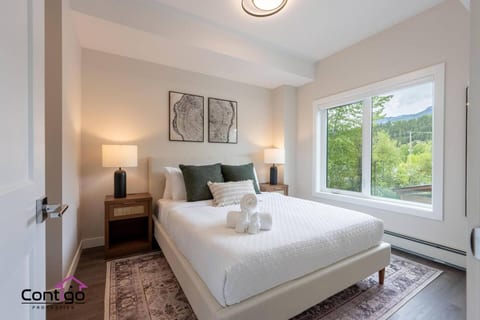 Cosmo’s Getaway | Mtn Views | AC | BBQ | King Bed