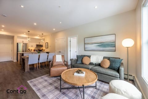 Cosmo’s Getaway | Mtn Views | AC | BBQ | King Bed
