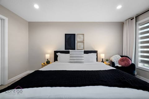 Our spacious king bed, adorned with plush pillows and soft linens, promises unparalleled comfort. Enjoy a perfect night's sleep with the help of blackout curtains and adjustable blinds.