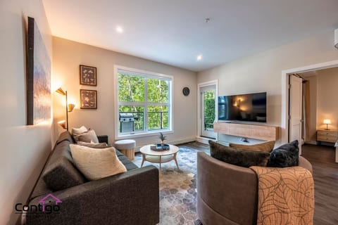 Trailside Vista | Huge Patio | BBQ | AC | Downtown