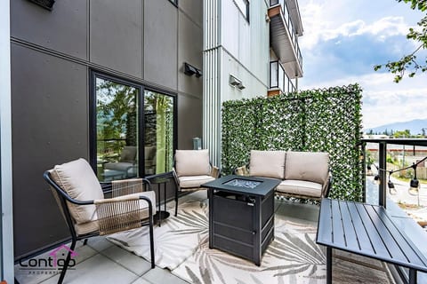 Trailside Vista | Huge Patio | BBQ | AC | Downtown