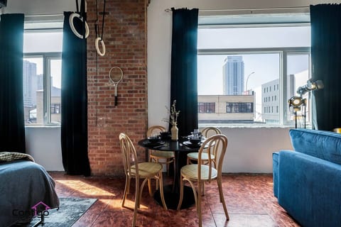 Enjoy your meals with a view! Cozy dining nook with plenty of natural light and downtown skyline sights right outside your window.
