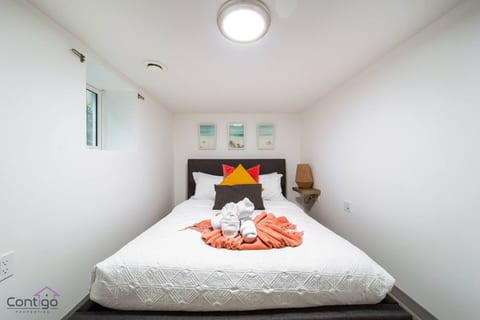 Drift off to sleep in the comfort of a queen-size bed. This restful room makes your stay feel like home.