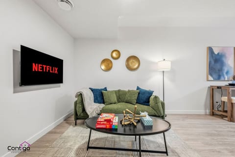 Starlight Suite | Modern 2BR Near DT & University!