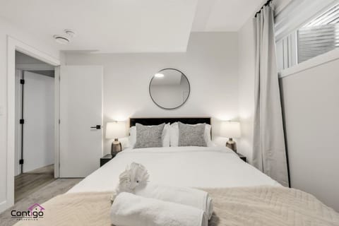 Starlight Suite | Modern 2BR Near DT & University!