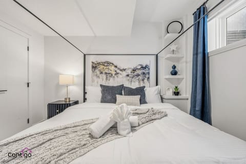Starlight Suite | Modern 2BR Near DT & University!