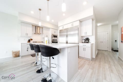 Stunning 4BD Home | Gym | Yard | AC | Games Room!