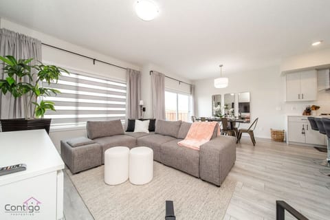 Stunning 4BD Home | Gym | Yard | AC | Games Room!
