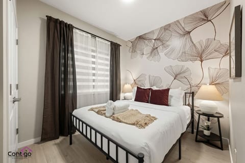 Secret Garden Retreat | Sleeps 18 | Near WEM | AC