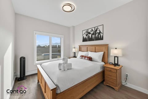 Modern queen bedroom with alpine décor and hotel-quality bedding in a top-rated Golden, BC condo — ideal for skiers, hikers, and Canadian Rockies explorers.
