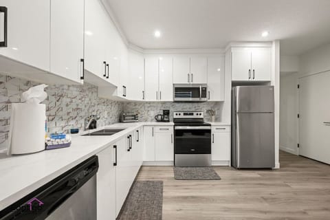 The Valley Suite | Near Trails | Sleeps 6 | AC