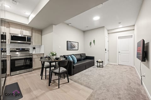 Driftwood Hideaway | Near WEM & Airport | FastWiFi