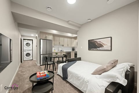 Driftwood Hideaway | Near WEM & Airport | FastWiFi