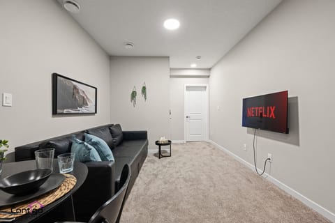 Driftwood Hideaway | Near WEM & Airport | FastWiFi