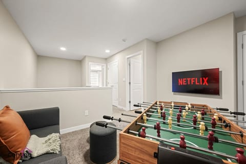 The Breeze | Sleeps 8 | Near WEM | Garage | AC
