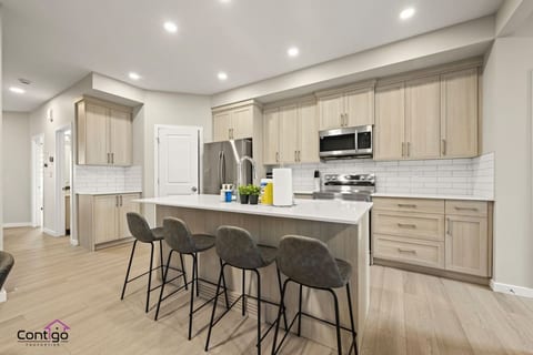 Coastal Escape | Sleeps 12 | Near WEM | King Beds!