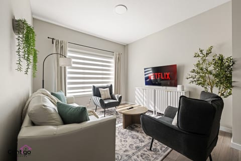 Coastal Escape | Sleeps 12 | Near WEM | King Beds!
