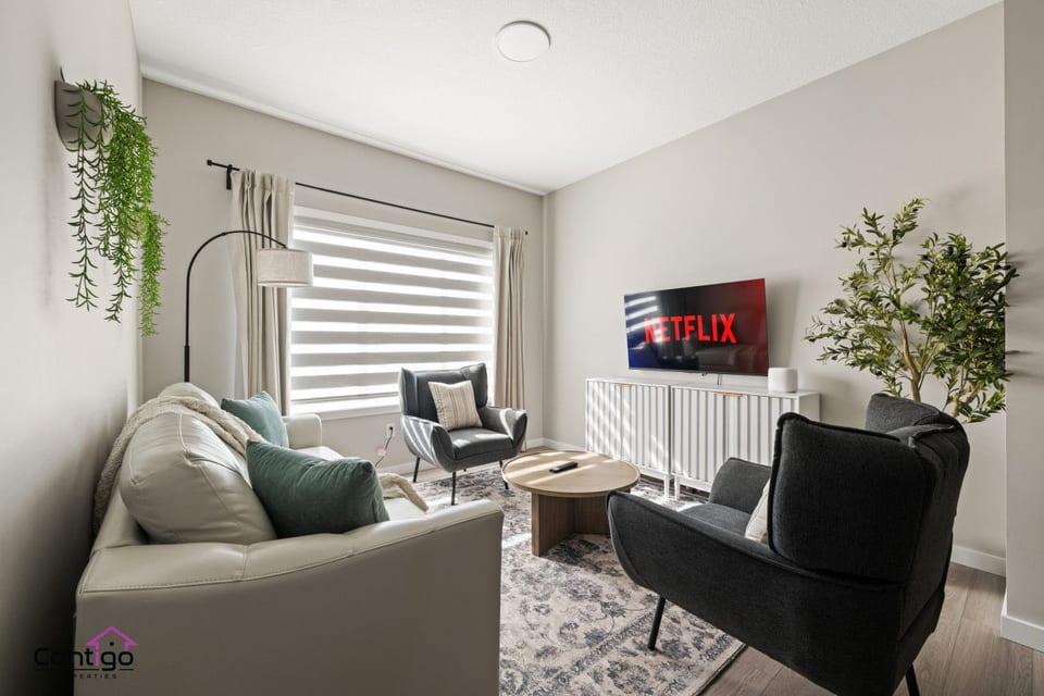 Coastal Escape | Sleeps 12 | Near WEM | King Beds! - Edmonton