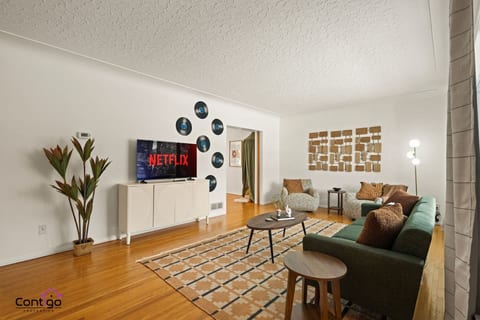 Campus Karaoke House | Near University | Sleeps 12