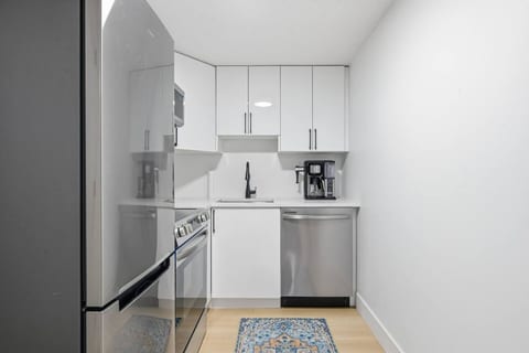 The Pop Spot | 10 Min to Rogers | Blocks to 124st