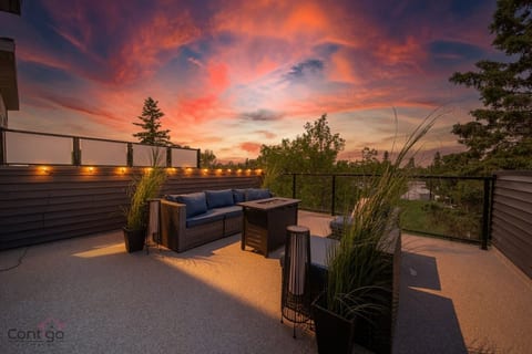 Skyline Serenity | HotTub | Rooftop Patio |Central
