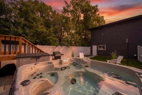 Skyline Serenity | HotTub | Rooftop Patio |Central