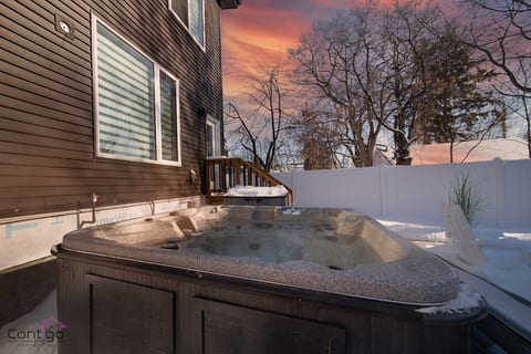Skyline Serenity | HotTub | Rooftop Patio |Central
