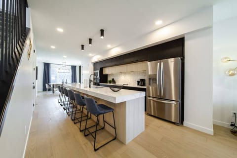 Skyline Serenity | HotTub | Rooftop Patio |Central