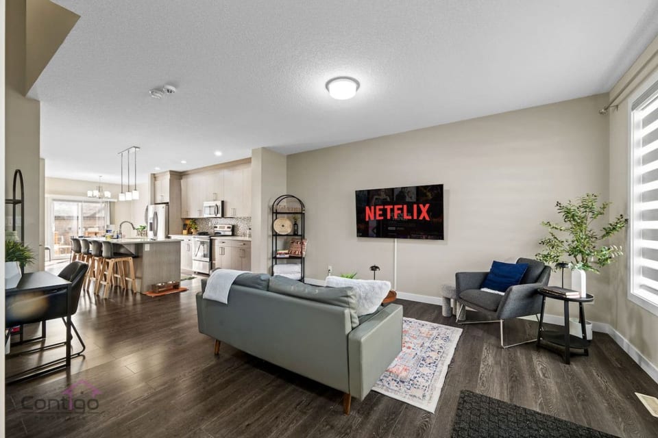 Large Home | Sleeps 12 | Yard | Near DT & Stadium - Edmonton