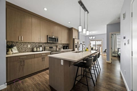 Spacious 6BR Near Rogers & Stadium | Garage | Yard
