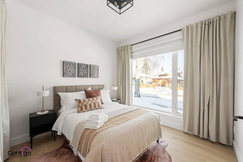 The Grande | AC |Garage | Yard | 10 min to Rogers