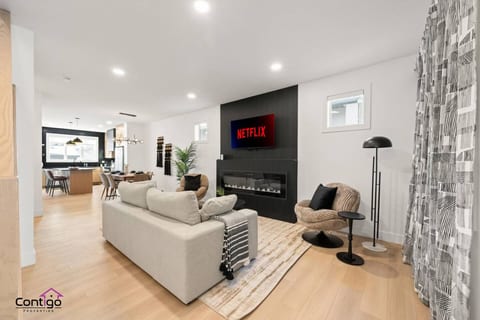 The Grande | AC |Garage | Yard | 10 min to Rogers